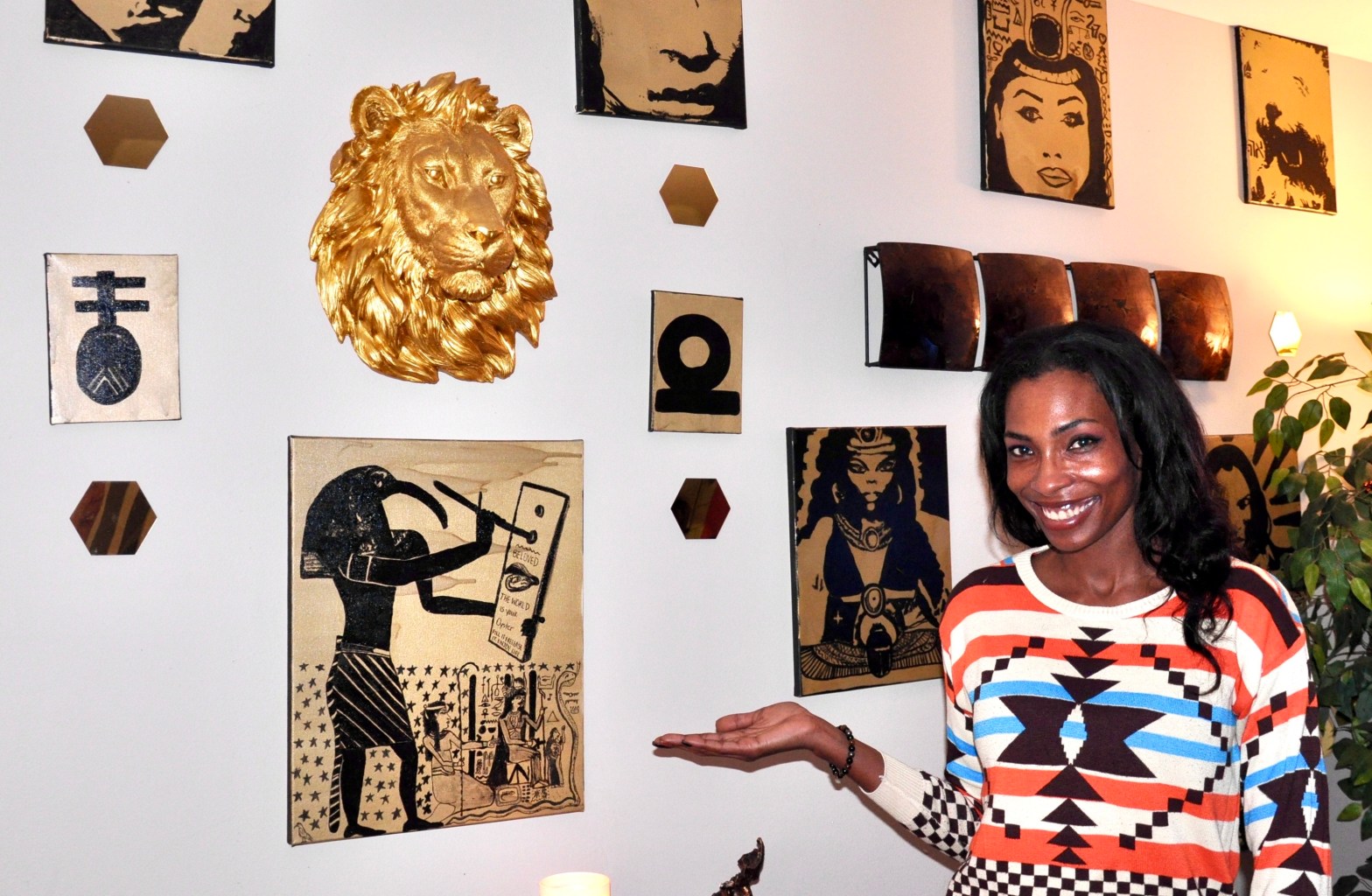 Kami Onikosi with her artwork